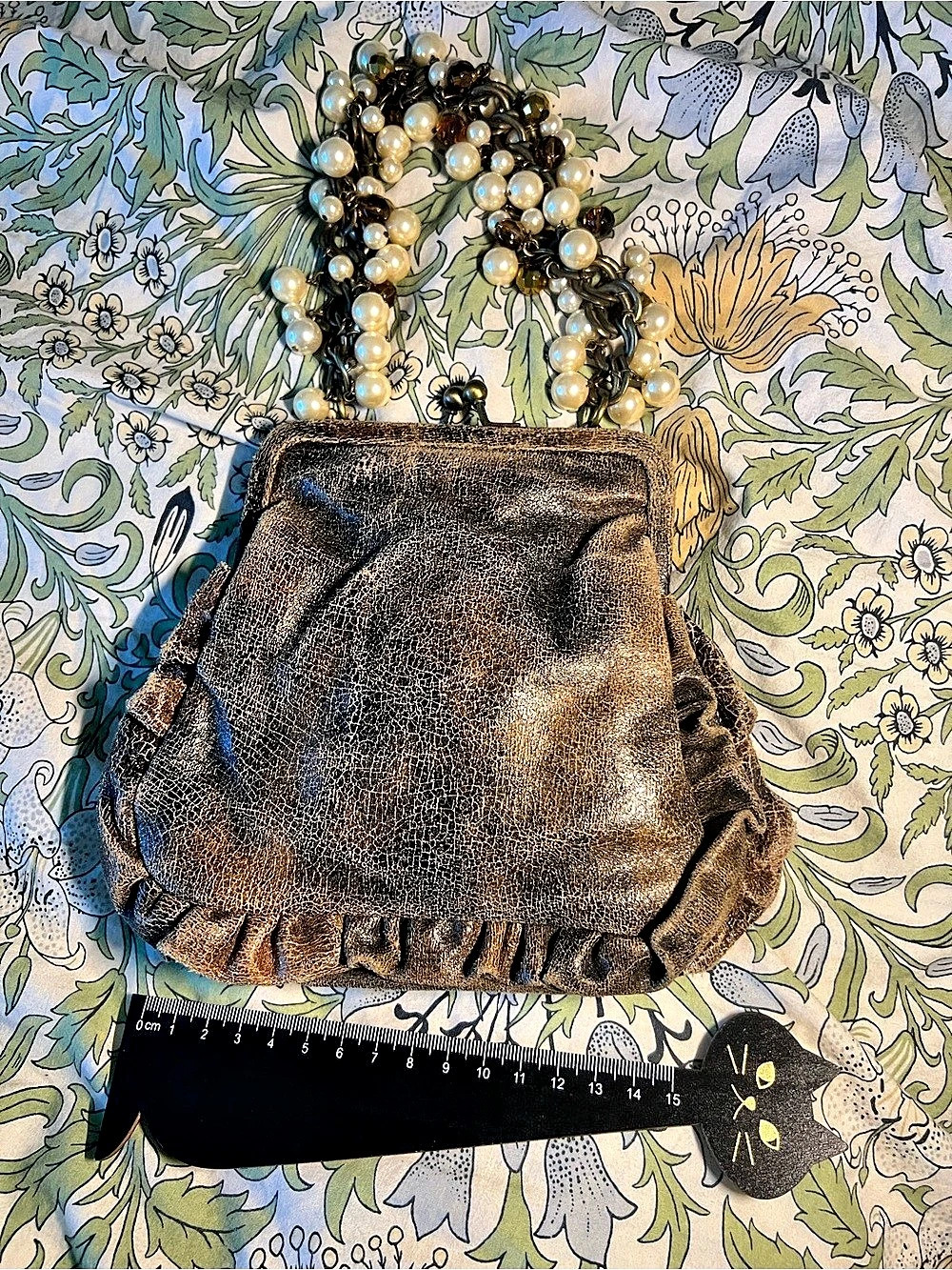 VINTAGE Liz Soto distressed 100% brown leather chain link/pearl handbag.